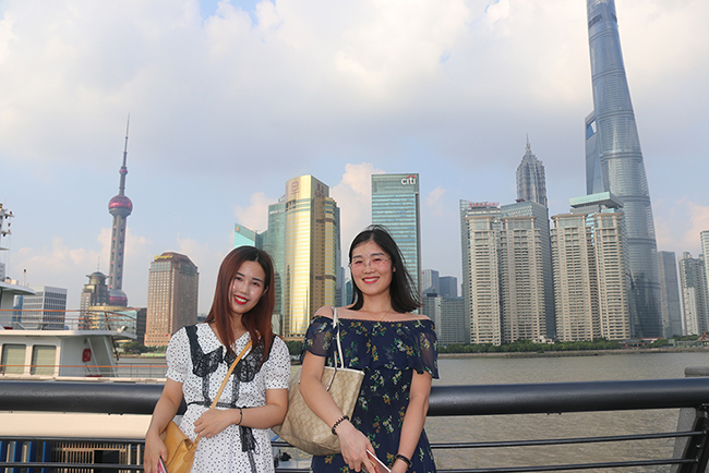彩超機公司游外灘風(fēng)光帶